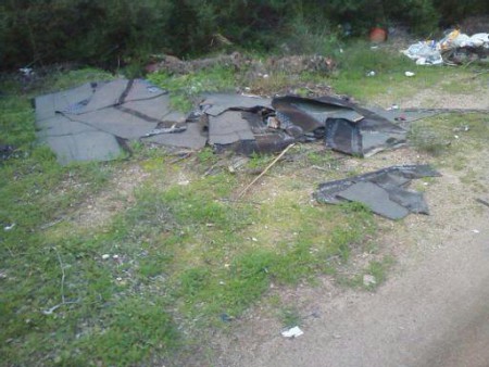 Discarica abusiva dietro parco la sugh